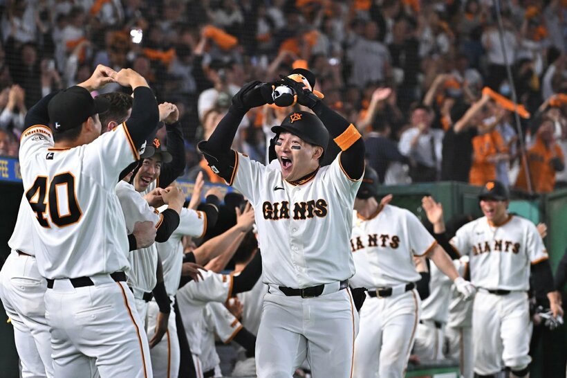 ８回、逆転満塁本塁打を放ちナインに祝福される巨人・丸佳浩（中）　