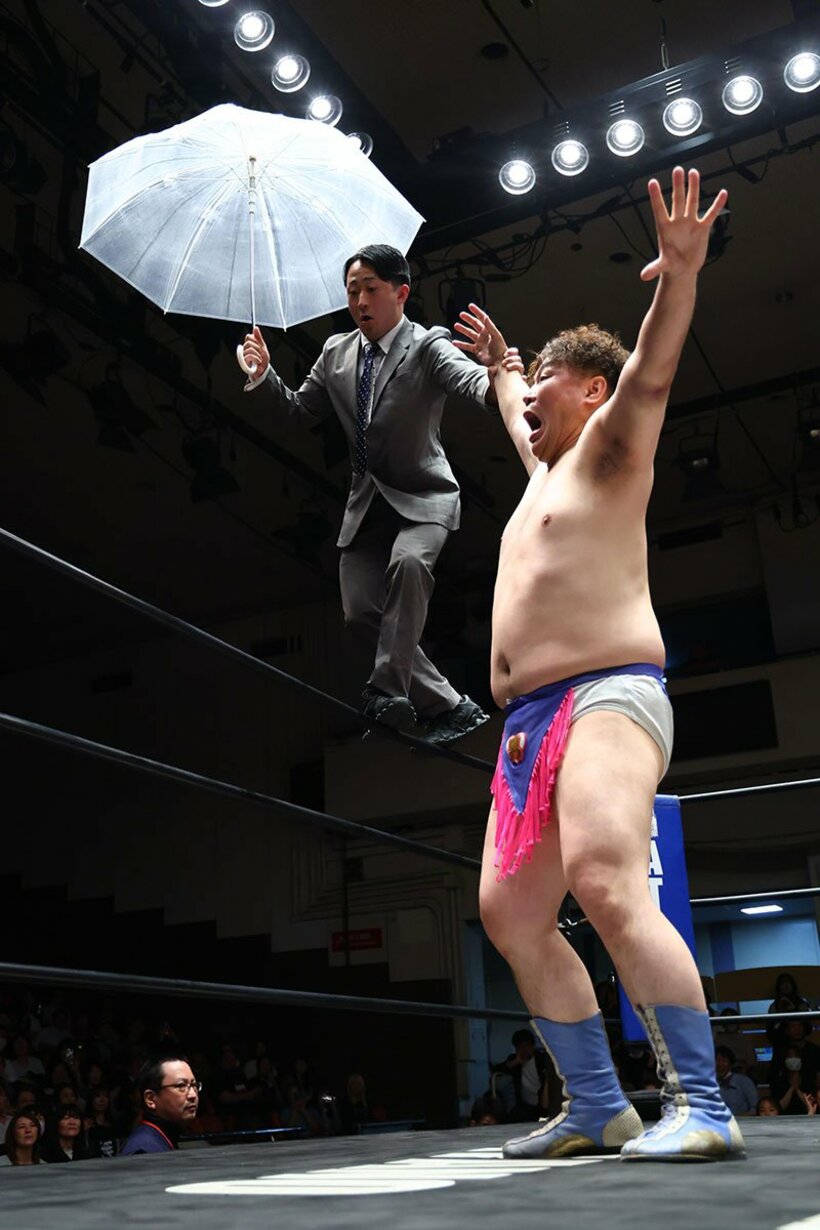 新橋二郎(左)に「壁」として立ちはだかった男色ディーノ