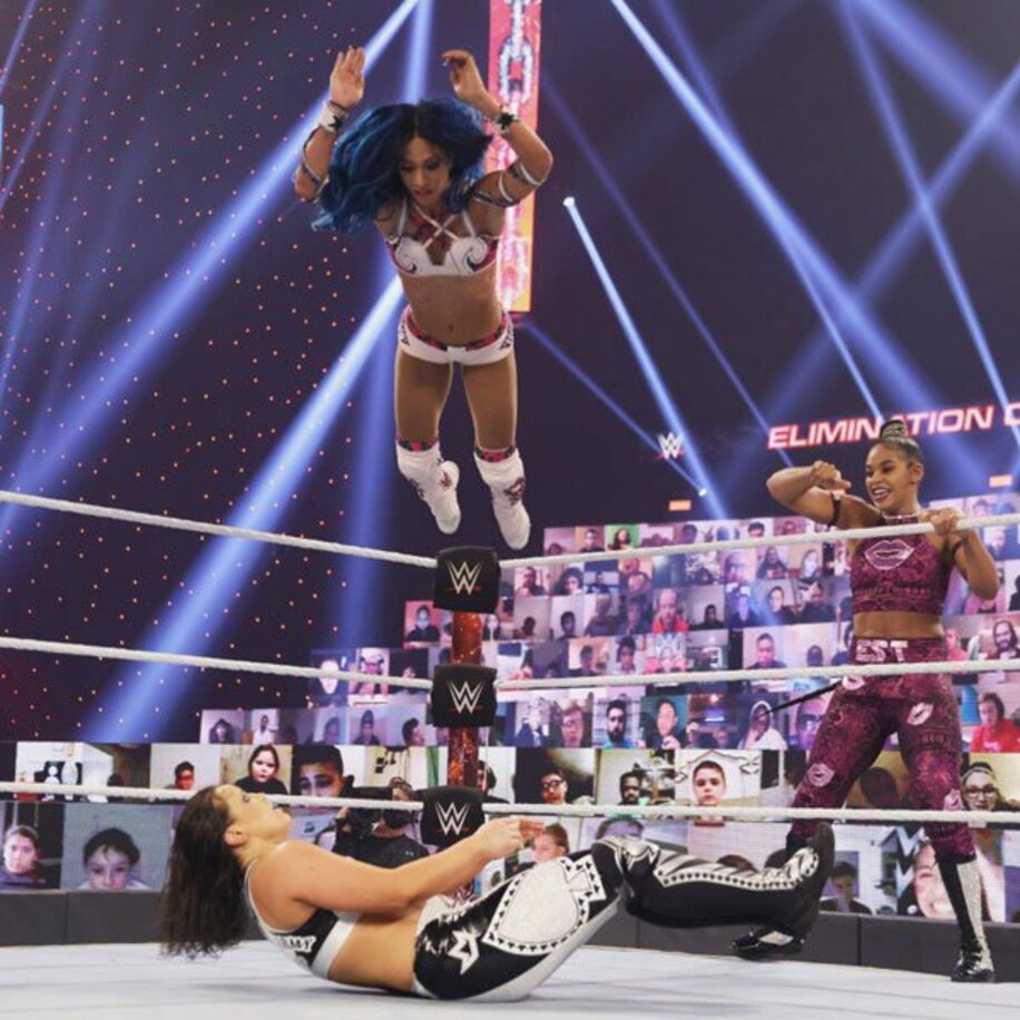  シェイナ・ベイズラー（下）に空中弾を放つサーシャ・バンクス。右はビアンカ・ブレア（©2021-WWE,-Inc.-All-Rights-Reserved.）