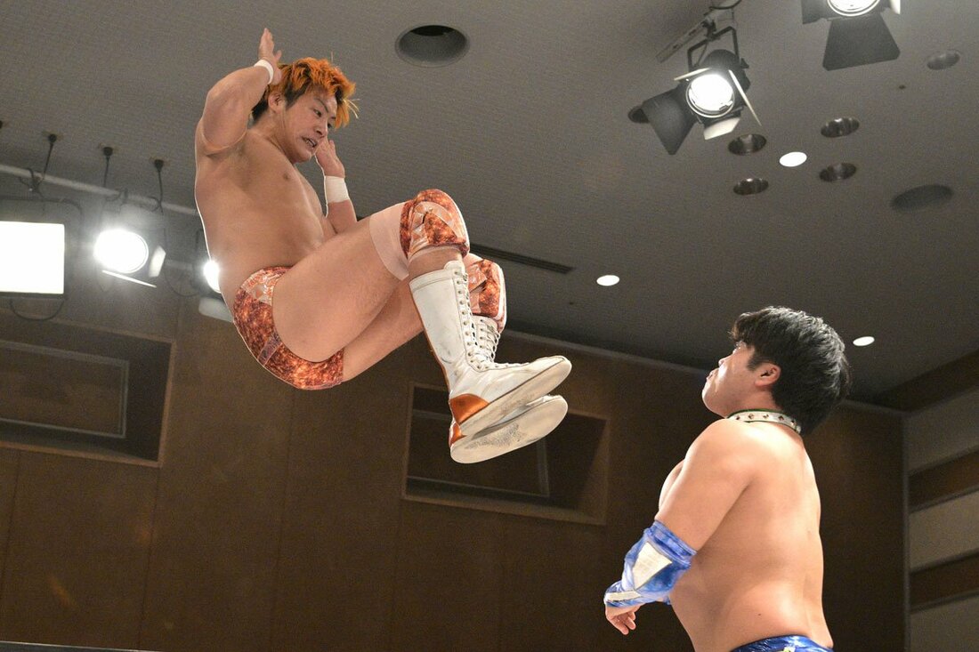 高鹿佑也(右)にミサイルキックを放つ宮脇純太