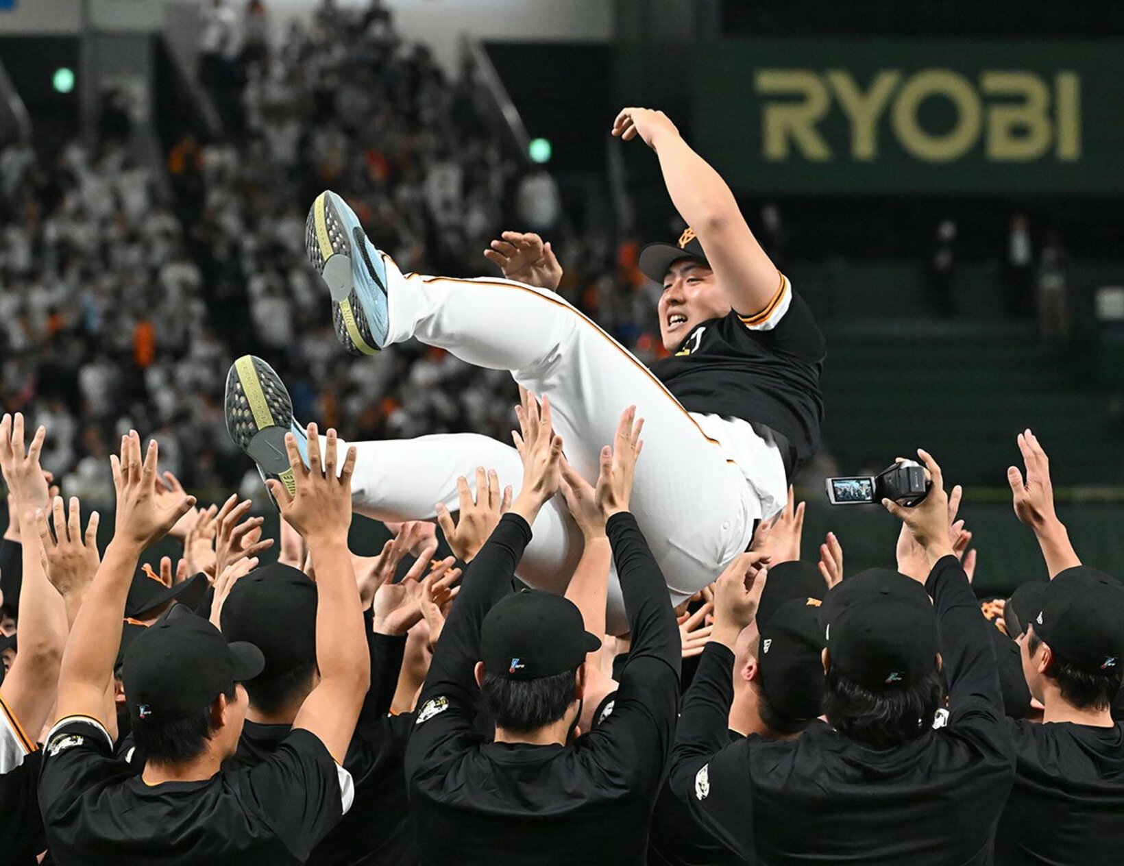 胴上げであまり宙に浮かなかった？巨人・岡本和真(上)