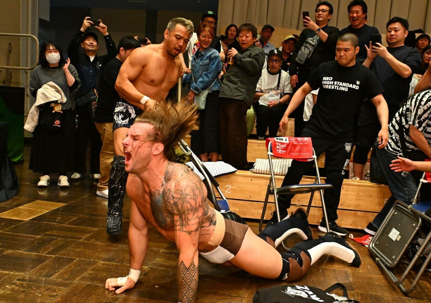 場外戦でシェイン・ヘイストを攻めるKENTA