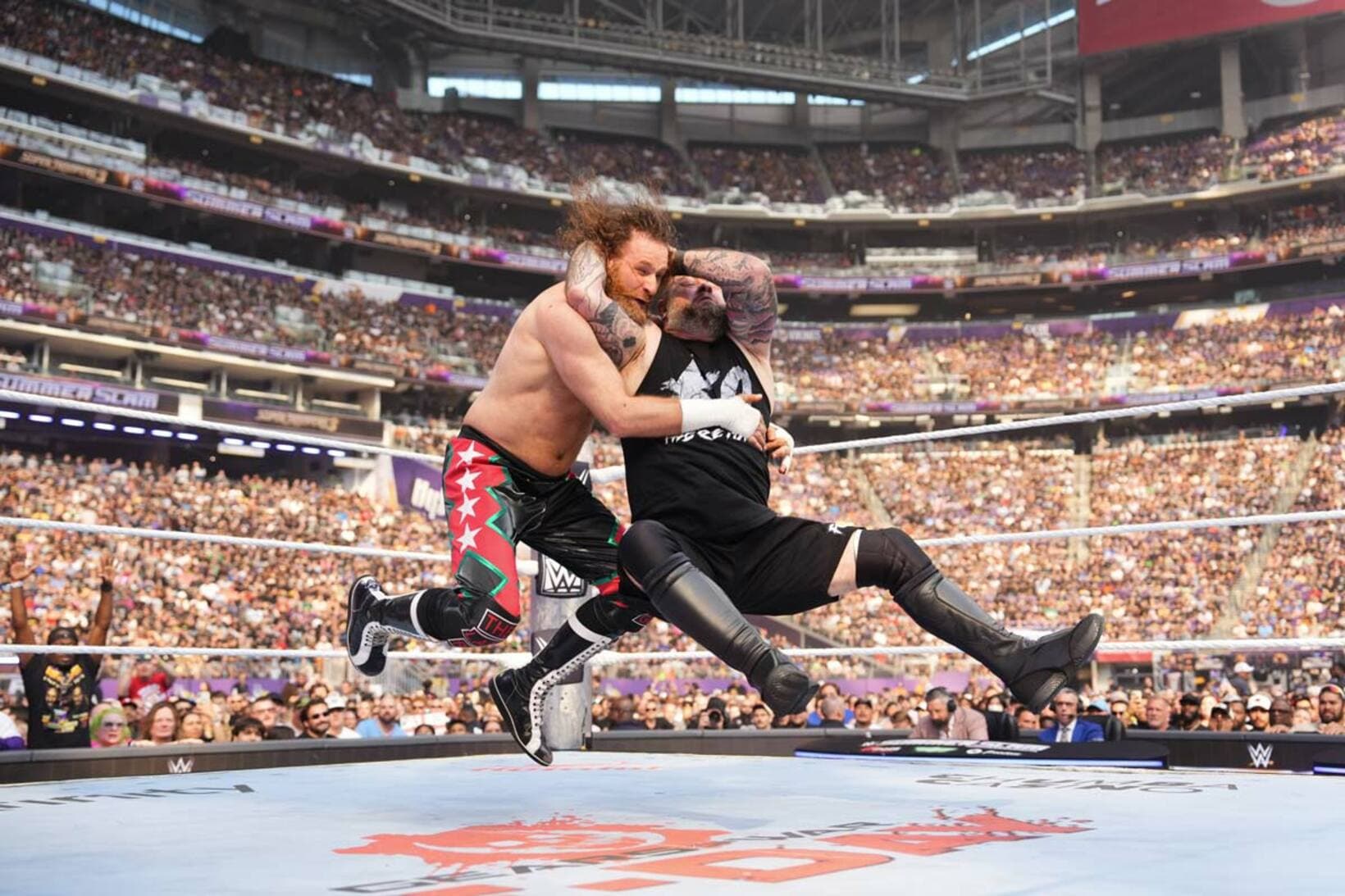 ケビン・オーエンズ（右）はサミ・ゼインにスタナ―を決める（©WWE）