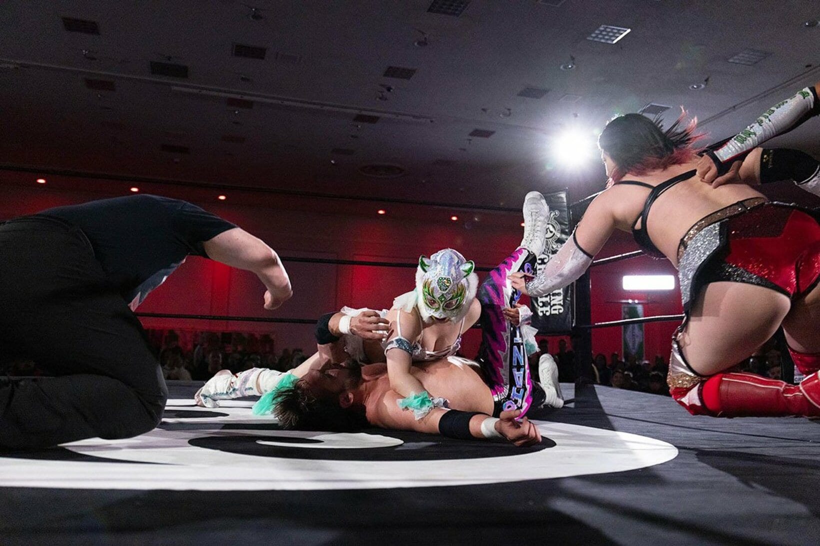 エル・ファンタズモ(下)をフォールするスターライト・キッド