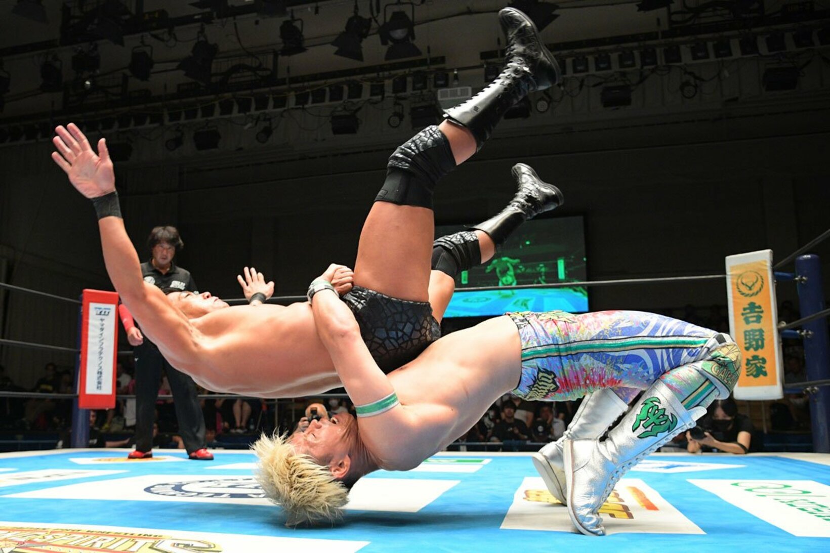 SANADA（左）にジャーマンスープレックスで攻める清宮海斗