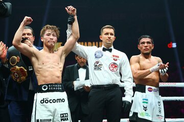 井上尚弥（左）に敗れたムロジョン・アフマダリエフ