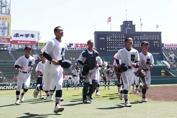 スタンドにあいさつした後、ベンチに戻る宮崎商ナイン