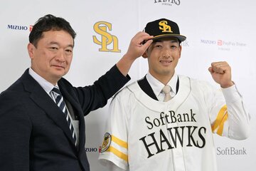 入団会見に臨んだソフトバンク・山本祐大(右)