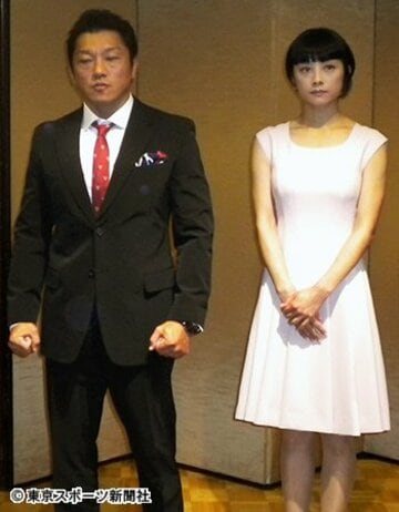 坂田（左）は妻・小池栄子の献身に報いることができるか