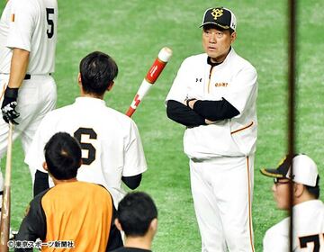  合流した坂本と話す原監督（右）