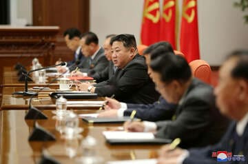  会議で話す金正恩氏（ロイター）