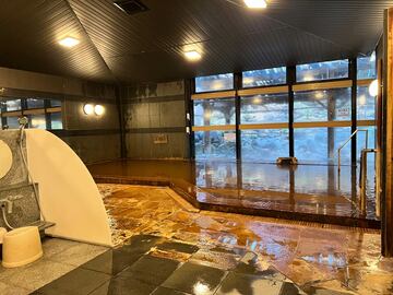 何回も入った大浴場。茶色く濁ったお湯は「ザ・温泉」の風格です！