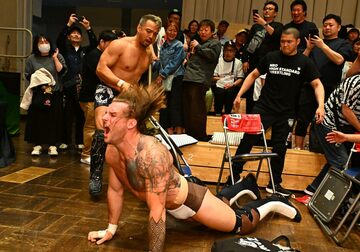 場外戦でシェイン・ヘイストを攻めるKENTA
