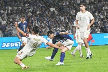 前半にはシュートを放つなど、攻守で役割を果たすＭＦ相馬勇紀(中)