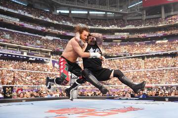ケビン・オーエンズ（右）はサミ・ゼインにスタナ―を決める（©WWE）
