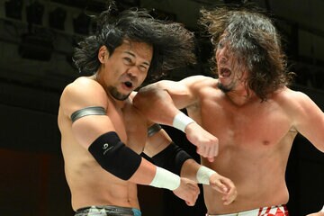 吉岡世起（左）にエルボーをきめるYAMATO（右）