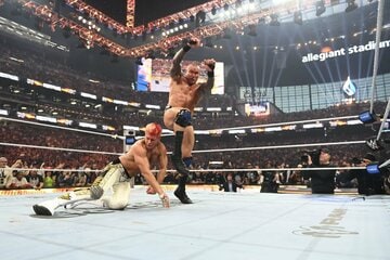 試合後、コーディ(左)の左目を負傷させたオートンのパントキック（©WWE）