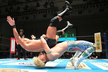 SANADA（左）にジャーマンスープレックスで攻める清宮海斗