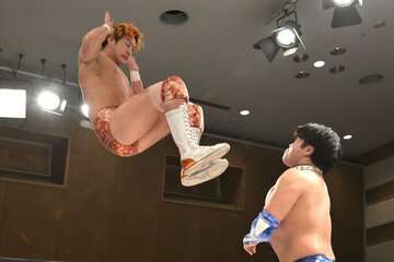 高鹿佑也(右)にミサイルキックを放つ宮脇純太