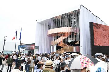 大混雑だった万博のフランス館前（２０２５年５月）