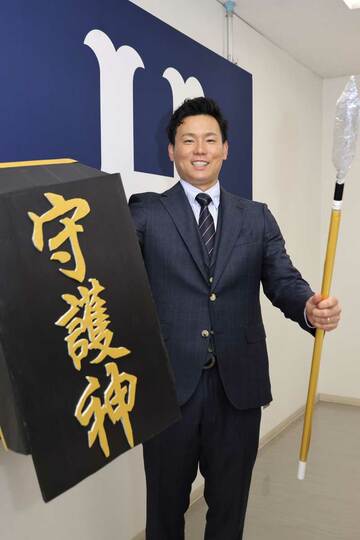  守護神の盾を持ってポーズを決める栗林（代表撮影）