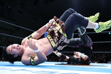 佐々木大輔をファイブスタークラッチで下したＹＯＨ（左）