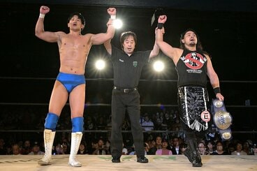 勝ち名乗りを受ける稲畑勝巳（左）とＥｉｔａ