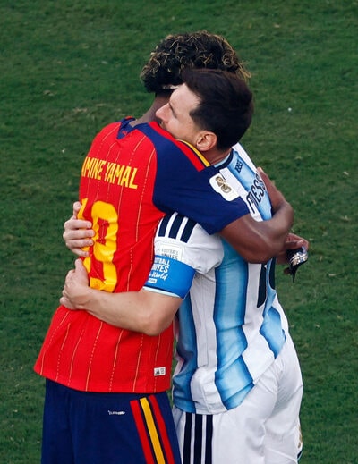 写真：【北中米W杯】メッシとヤマル バルサ新旧10番同士が熱いハグ