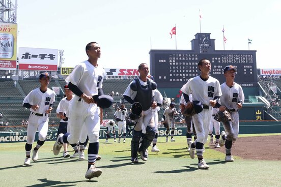 スタンドにあいさつした後、ベンチに戻る宮崎商ナイン