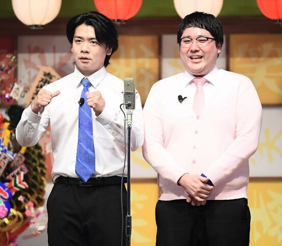  「マヂカルラブリー」の野田（左）と村上