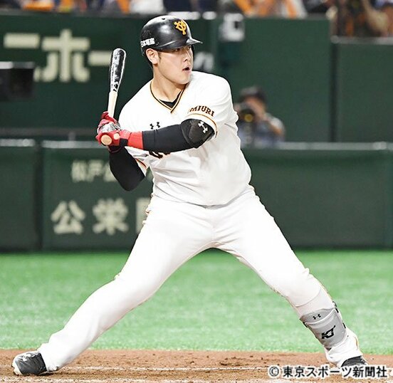  口を半開きにして打ちにいく岡本