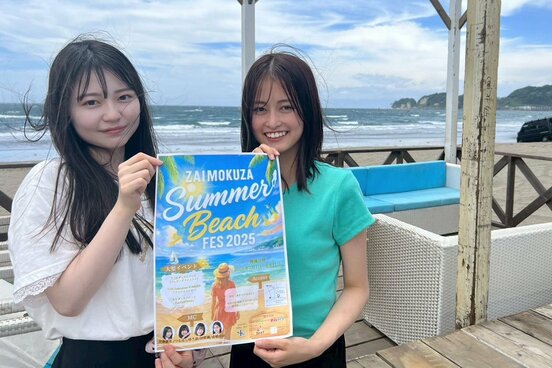 ファッションショーのMCを担当する安藤優花(左)と金城由奈