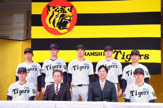 阪神の新入団会見に出席した前列左から谷端将伍、粟井球団社長、藤川監督、立石正広。後列左から神宮僚介、早瀬朔、岡城快、能登嵩都、山崎照英