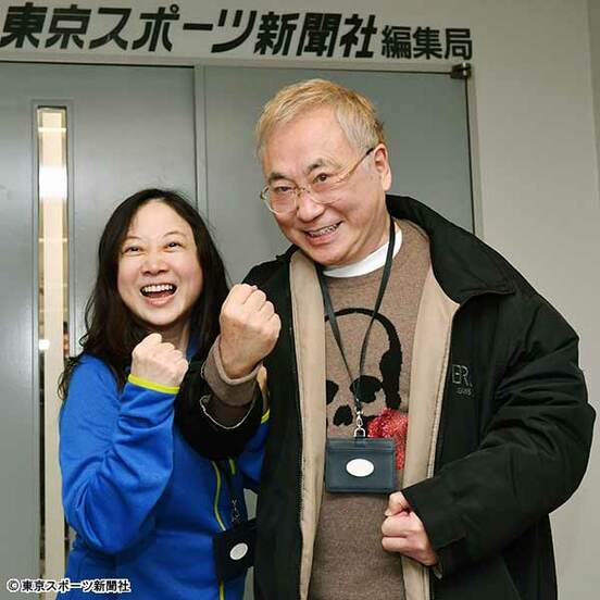 今年2月、本紙にアポなし訪問した高須氏。左はパートナーで漫画家の西原理恵子氏