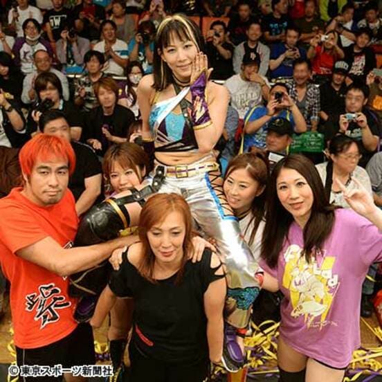 ファンの前で婚約指輪を披露する紫雷美央（中央上）