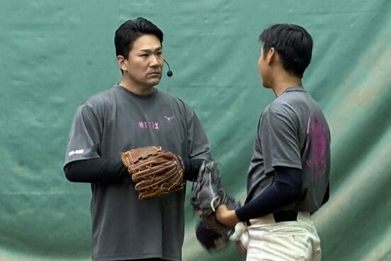 「マー君ラボ」で中学生に投球指導する巨人・田中将大