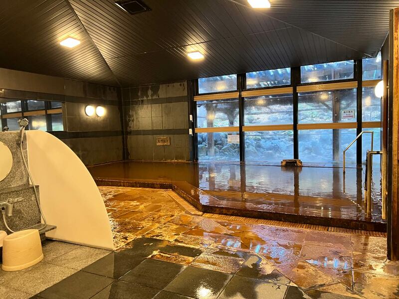 写真：「大浴場の泉質が本気過ぎる！」群馬・鬼押温泉 軽井沢倶楽部