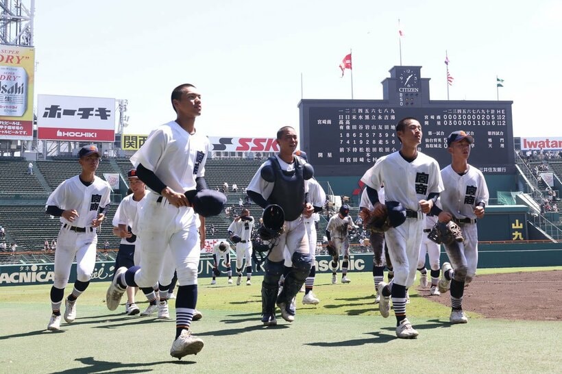 スタンドにあいさつした後、ベンチに戻る宮崎商ナイン