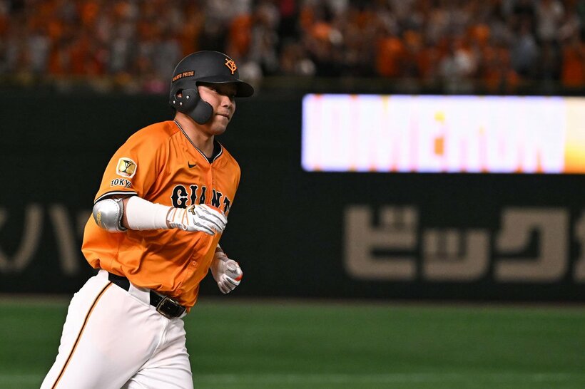 ９回、本塁打を放った巨人・大城卓三　
