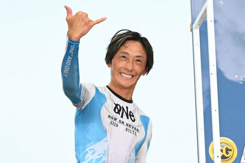 公開勝利者インタビューでアロハポーズの峰竜太