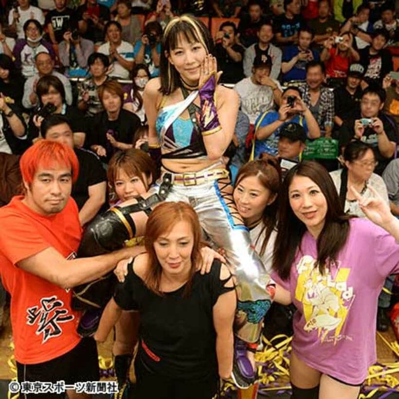 ファンの前で婚約指輪を披露する紫雷美央（中央上）
