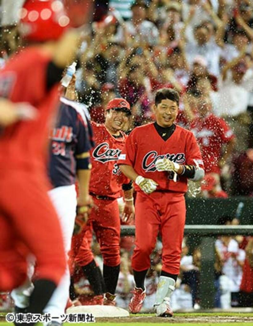 石原（右）は執念の一打で試合を決めた