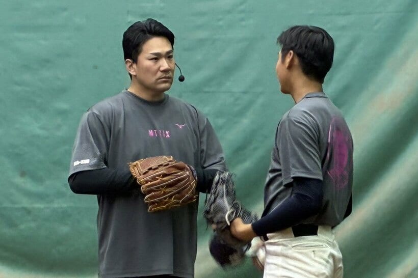 「マー君ラボ」で中学生に投球指導する巨人・田中将大