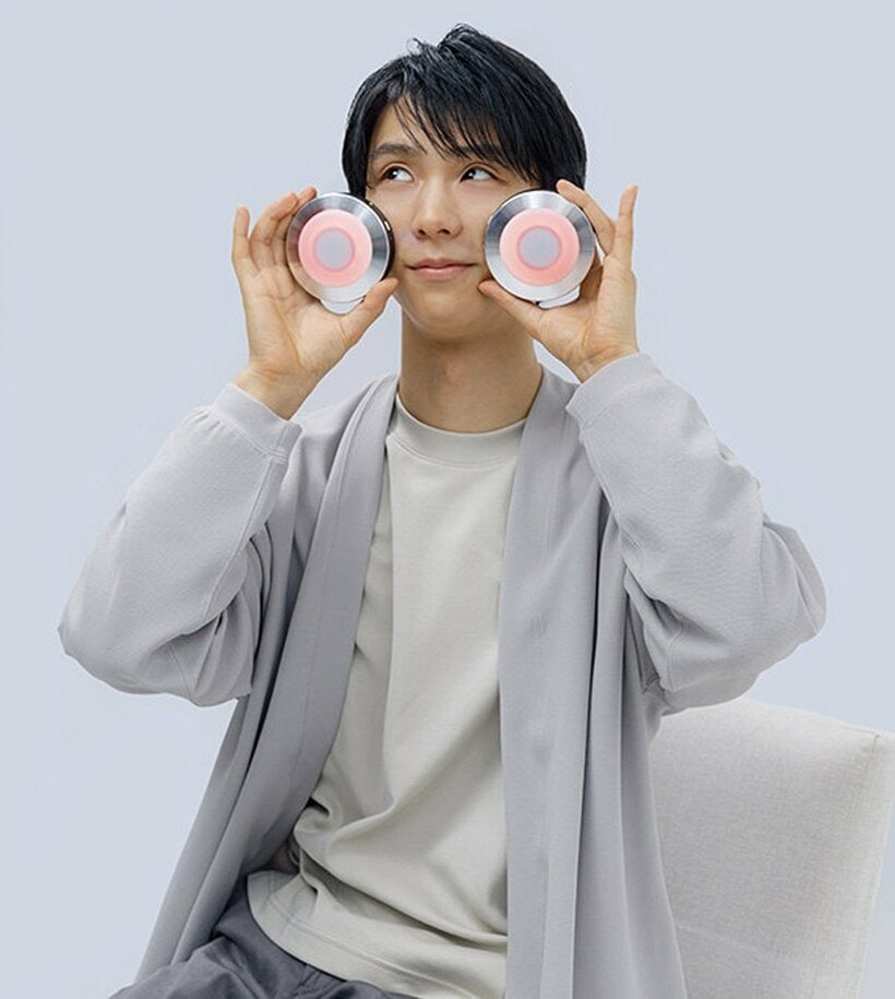 セルフケア商品を持つ羽生結弦©phiten