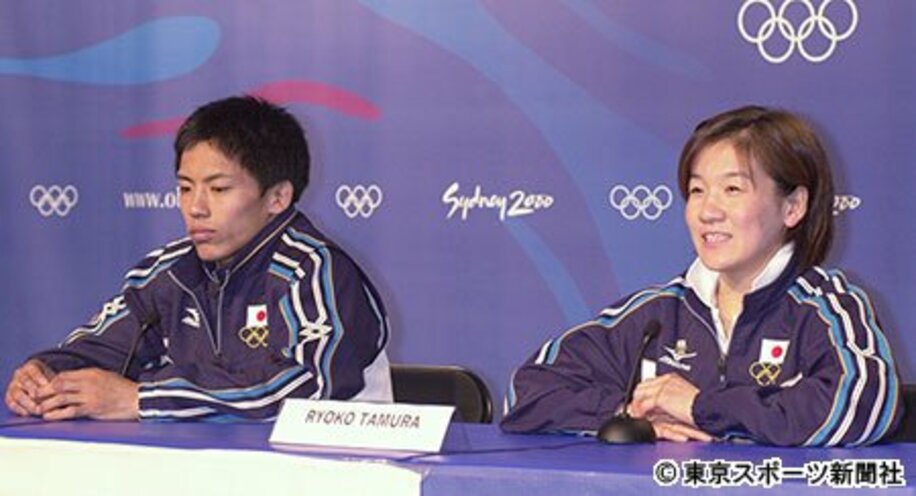 シドニー五輪の金メダル会見で、野村は田村（右）の隣で何ともつまらなそうな表情・・・