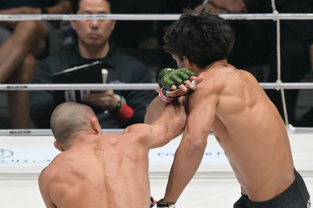 ノジモフに強烈な右フックを打ち込むグスタボ