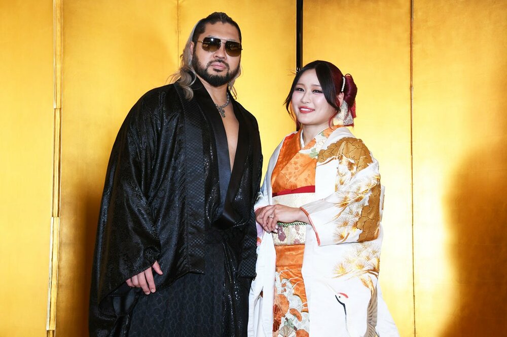 イヨ・スカイ(右)との結婚を公表した元EVILのNARAKU