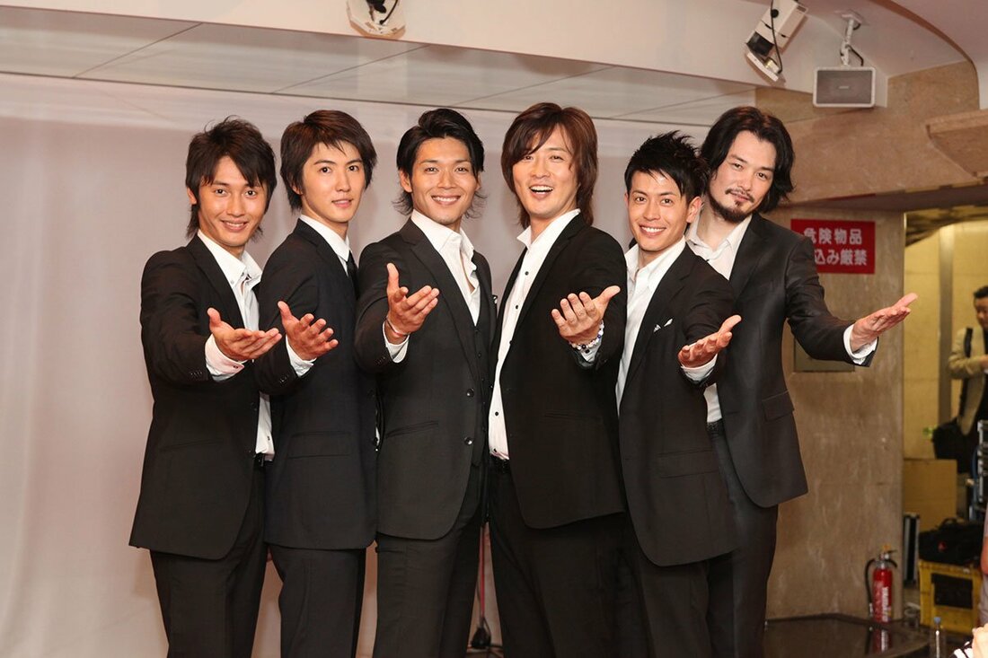 メジャーデビュー当時は6人組だった純烈(2010年)