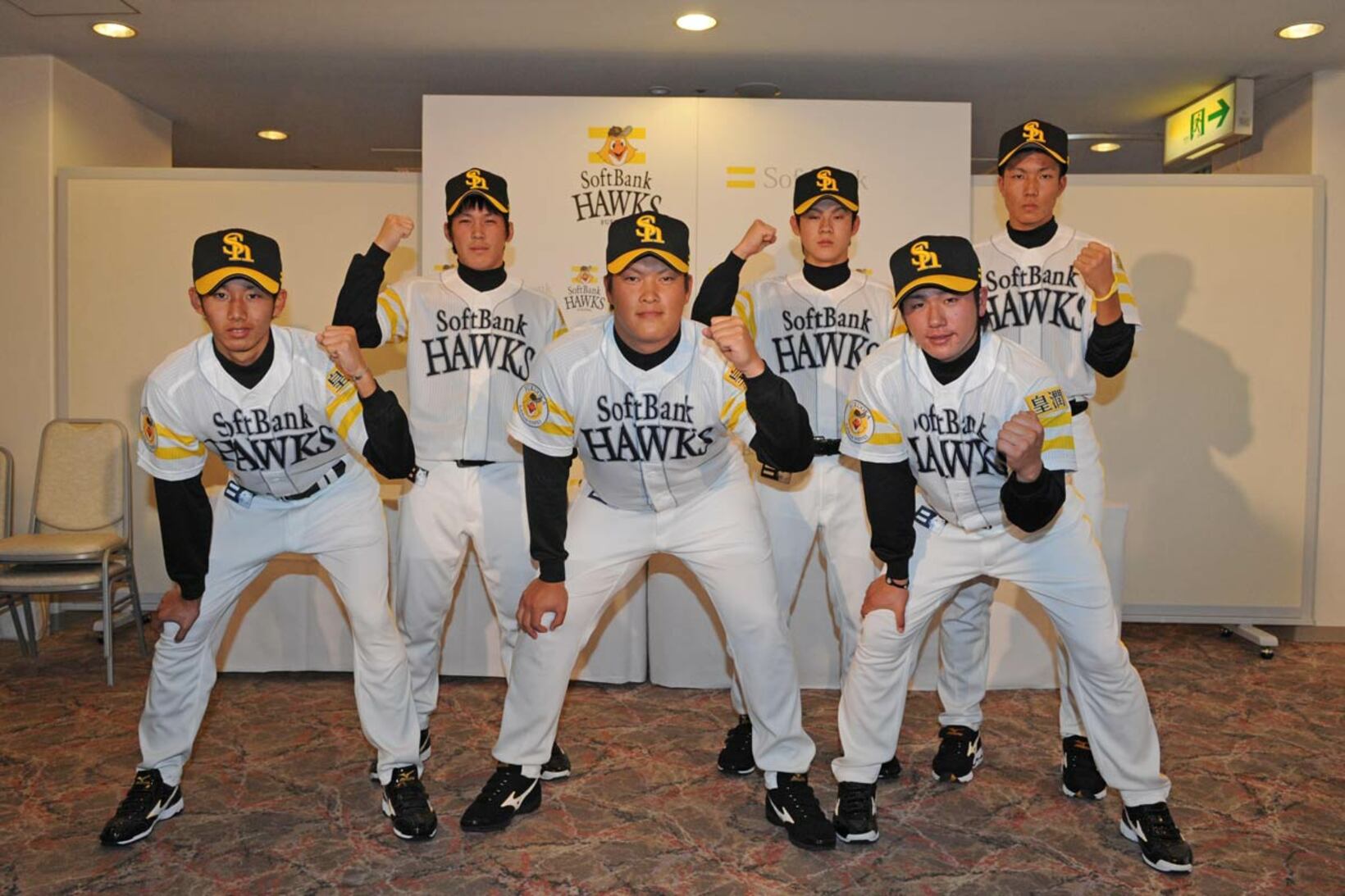 ２０１０年の育成ドラフト入団会見（前列左から＝伊藤大智郎、中原大樹、安田圭佑、後列＝甲斐拓也、牧原大成、千賀滉大）