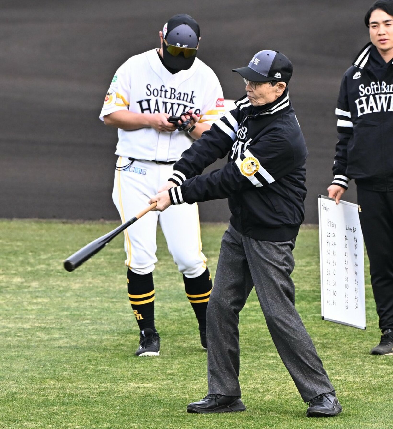 素振りをする王貞治会長